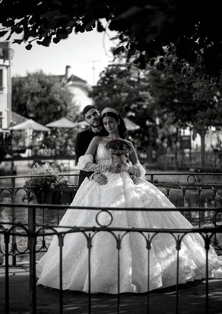 photographie-mariage-maries-sur-pont-noir-et-blanc