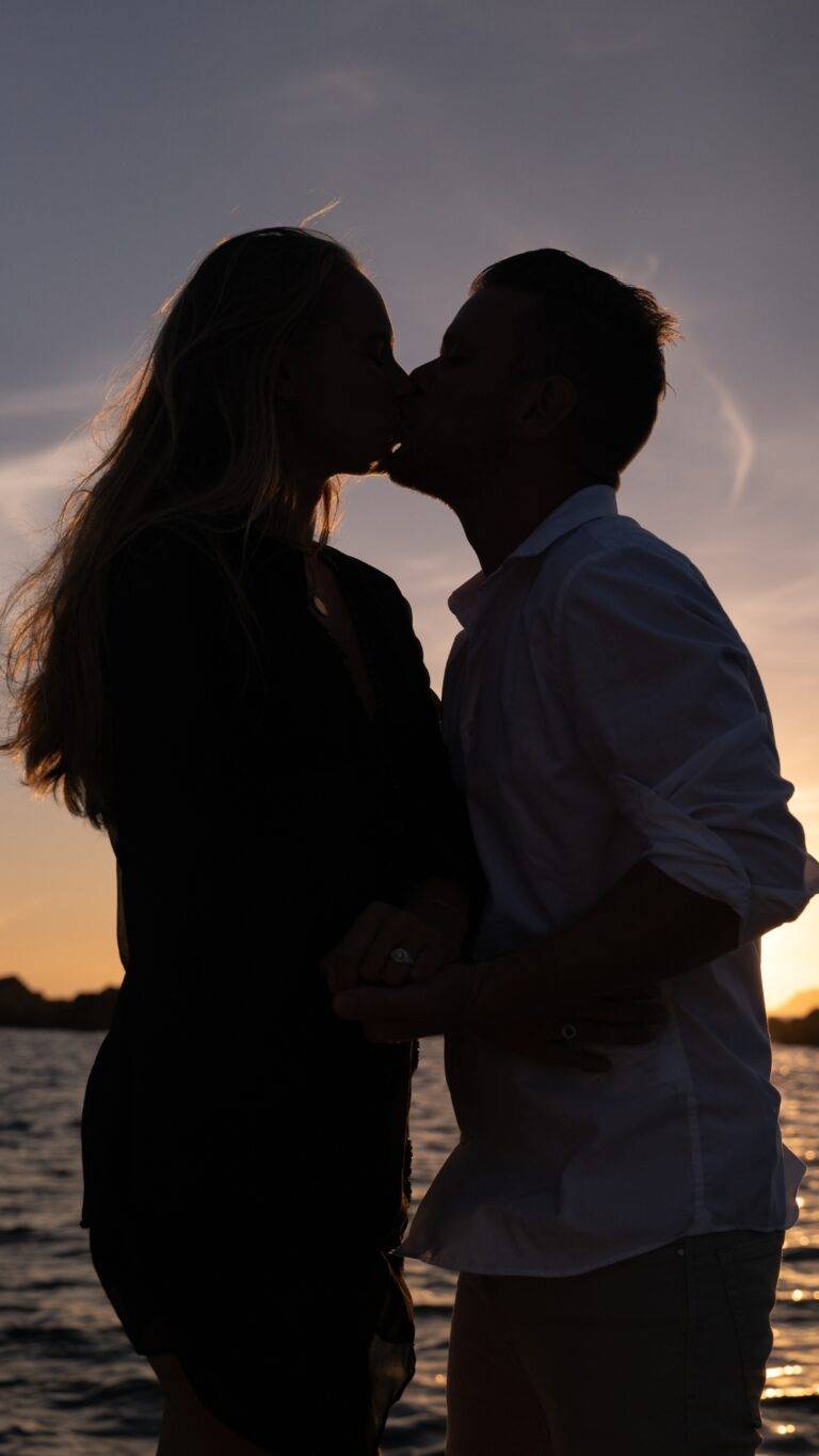 photo-de-fiancé-a-contre-jour-s-embrassant