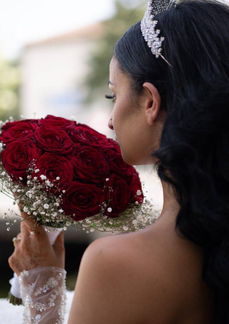 photographie-mariage-mariee-bouquet-roses-rouges