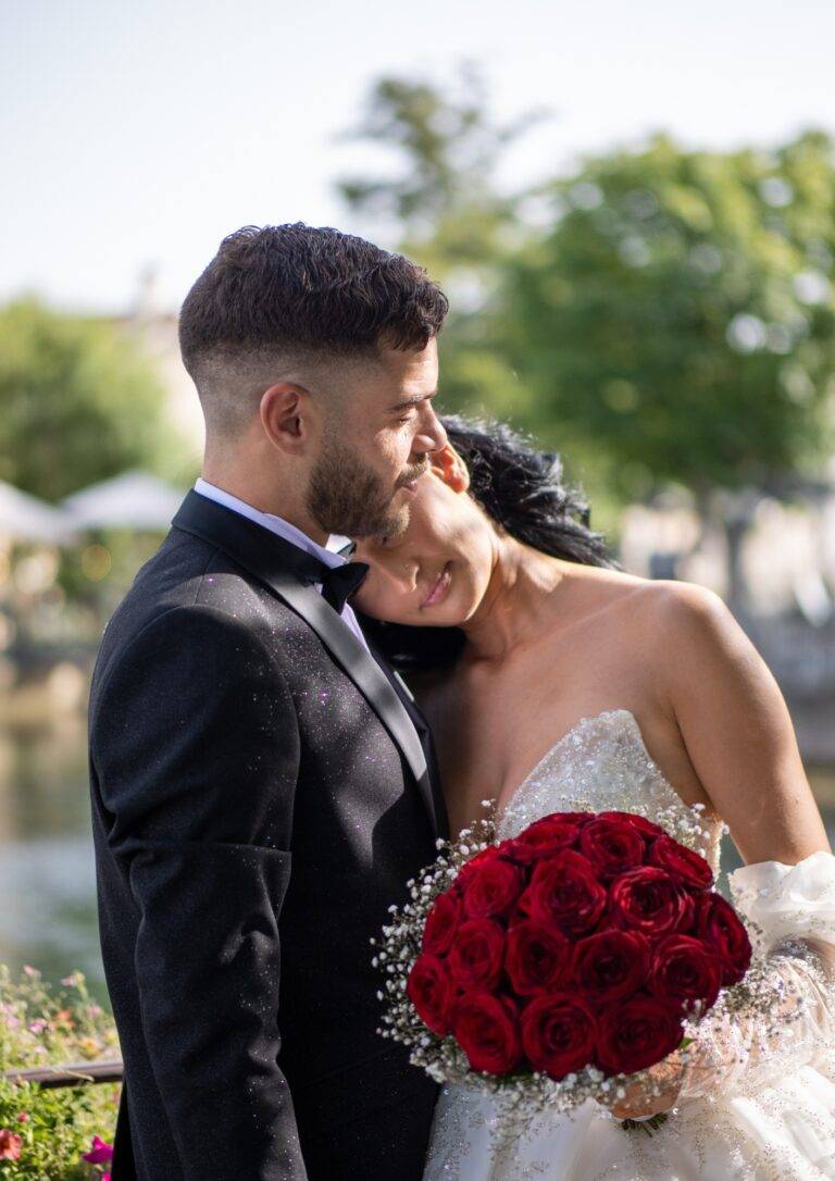 photographie-mariage-maries-calin-roses-rouges