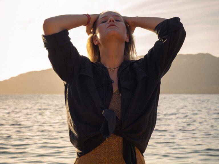 photo portrait - femme en bord de mer qui ce tient la tete - corse - talbot agency