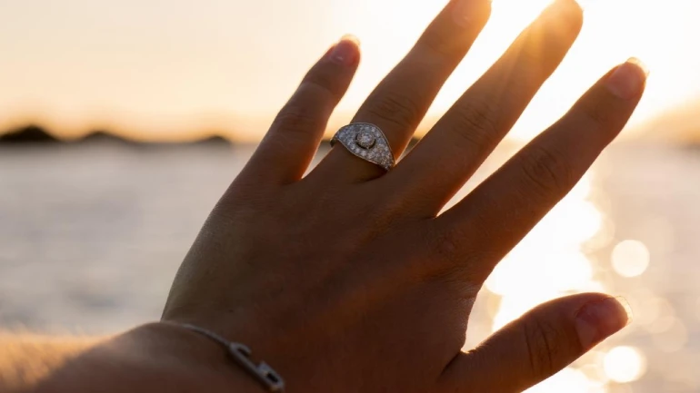 main de femme - avec une bague - mariage - corse - talbot agency